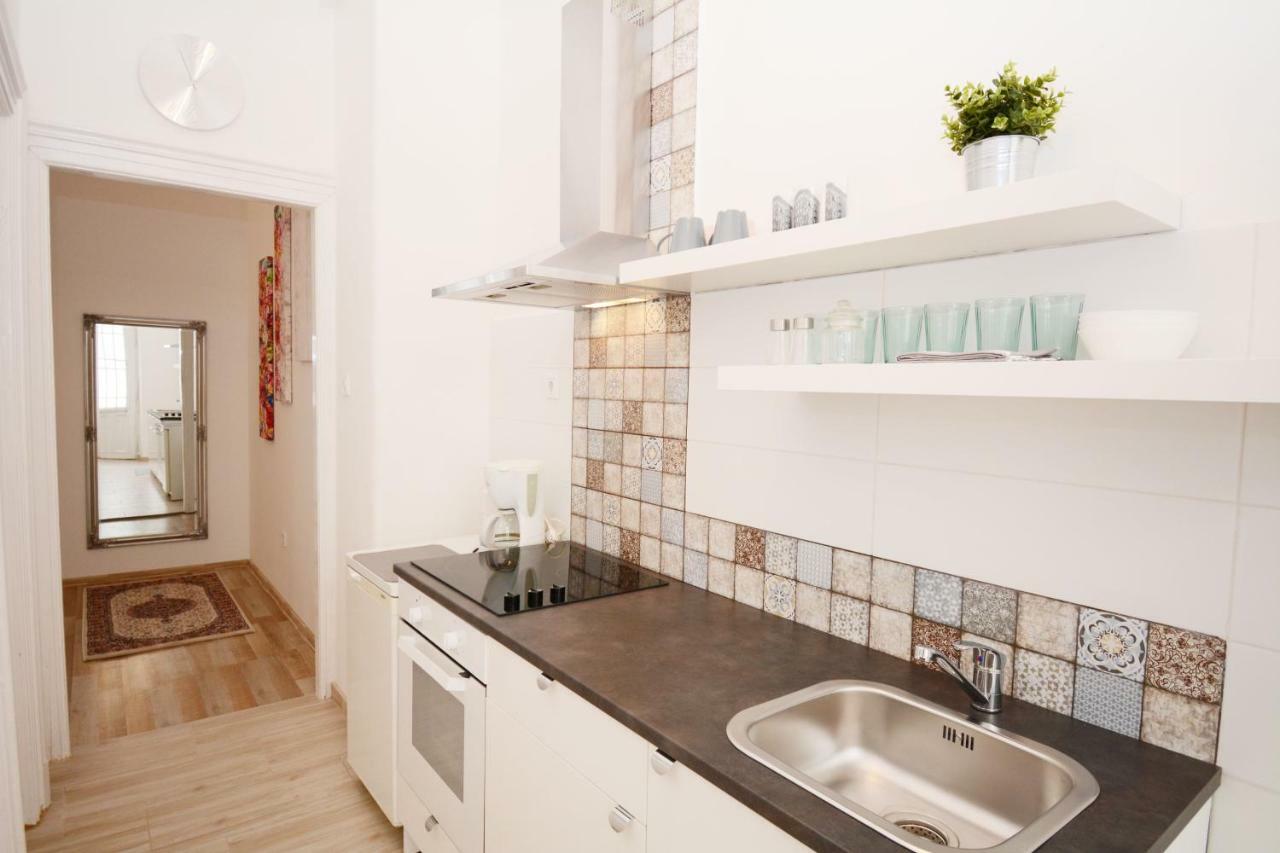 Lillybeth City Center Apartments Budapest Exteriör bild